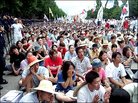 7일 오후 의정부 주한미군 2사단 앞에서 열린 여중생 압사사건 규탄대회 도중 사고운전병인 마크 병장이 미국으로 출국했다는 제보가 알려져 참가자들을 경악시켰다. 